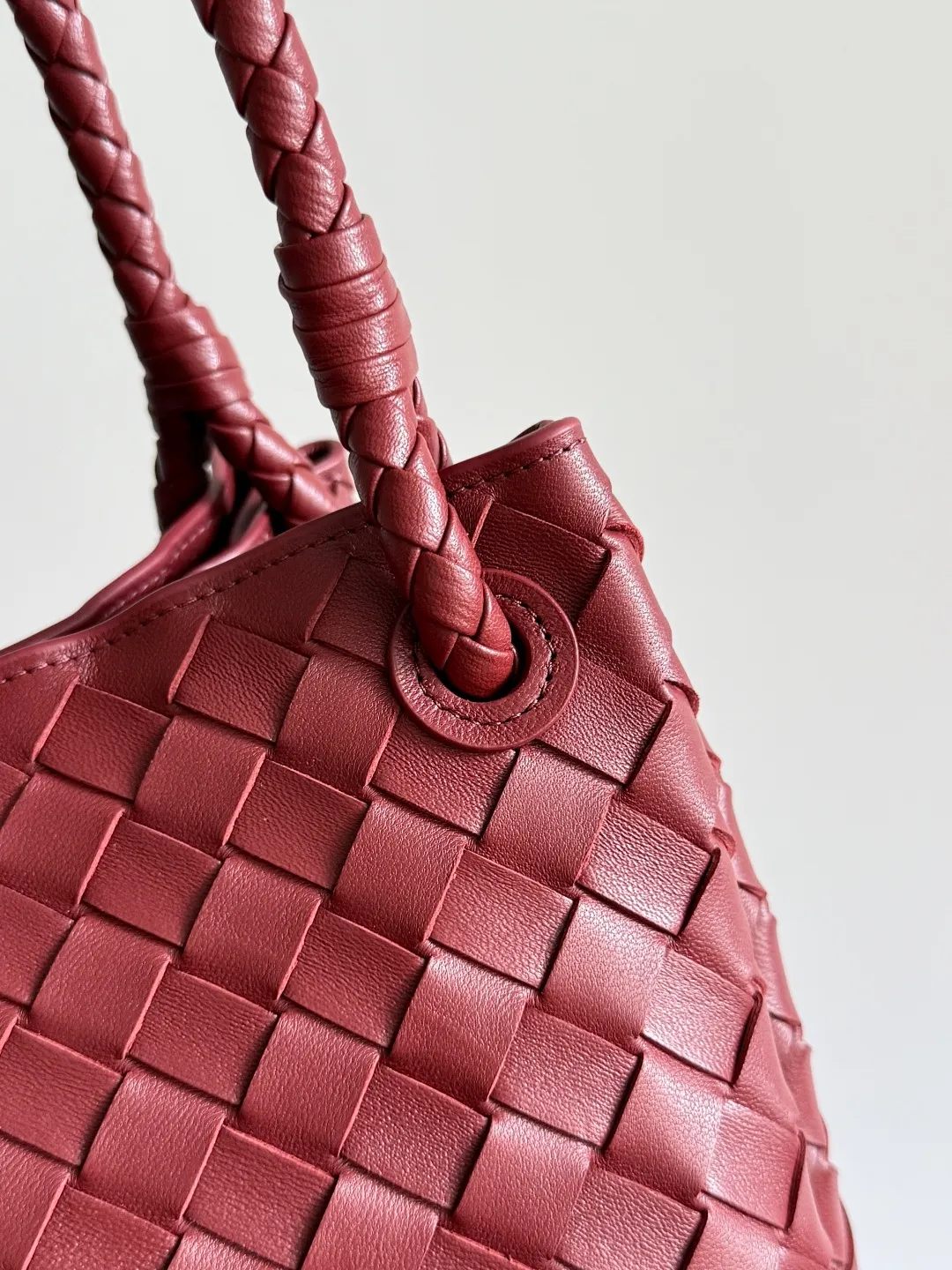 Batch 2660 24 early autumn new model Andiamo Parachute woven leather is made of folded stitching at the four corners # Craftsmanship and creativity. The large size is atmospheric and practical. One of the must-selects for BV. It has a large space, can hold a computer, the shoulder strap is thick, and the upper shoulder is very comfortable. The large parachute upper body is real shot and can be carried on the back. The upper body is versatile and cute☺️ Style number: 796571 Size: 30*26*20cm